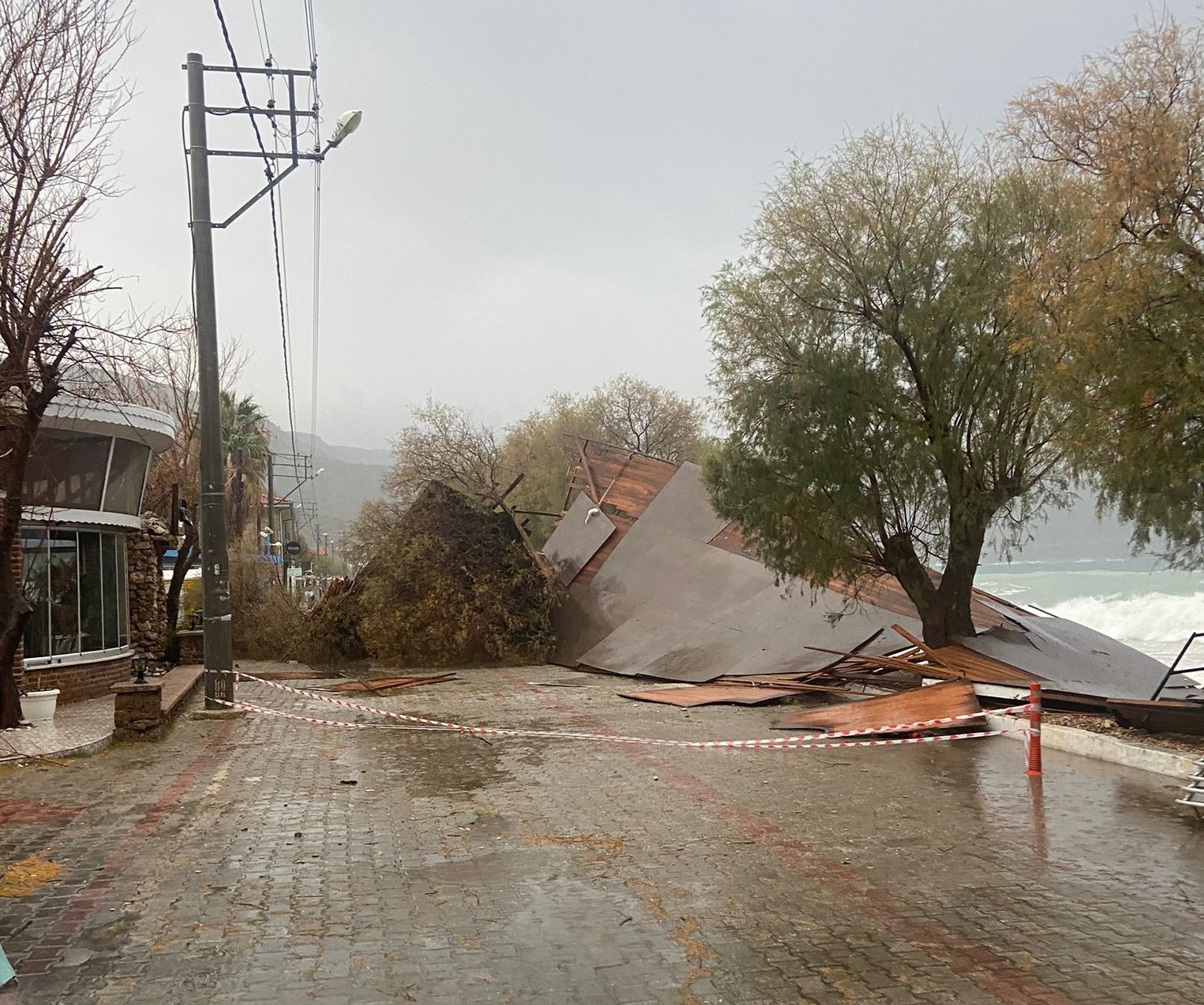 Datça’da fırtına restoranın platformunu çökertti