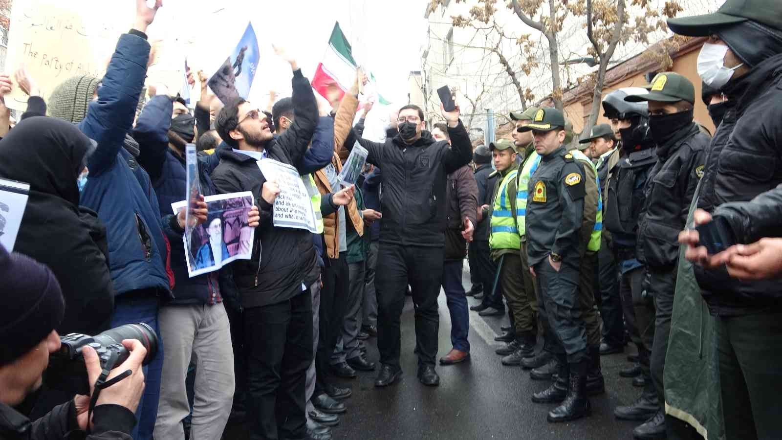 İranlı üniversite öğrencilerinden Fransa karşıtı protesto