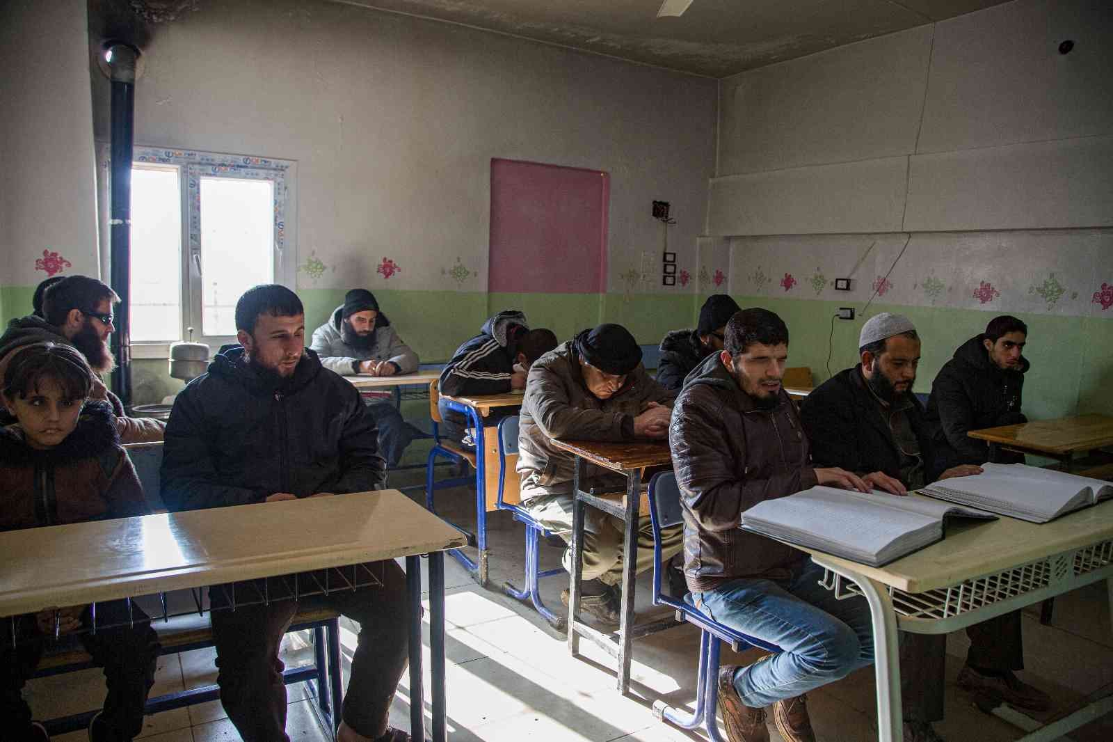 Suriye’deki savaşta gözlerini kaybeden siviller, aldıkları eğitimle yeniden okuyabiliyor