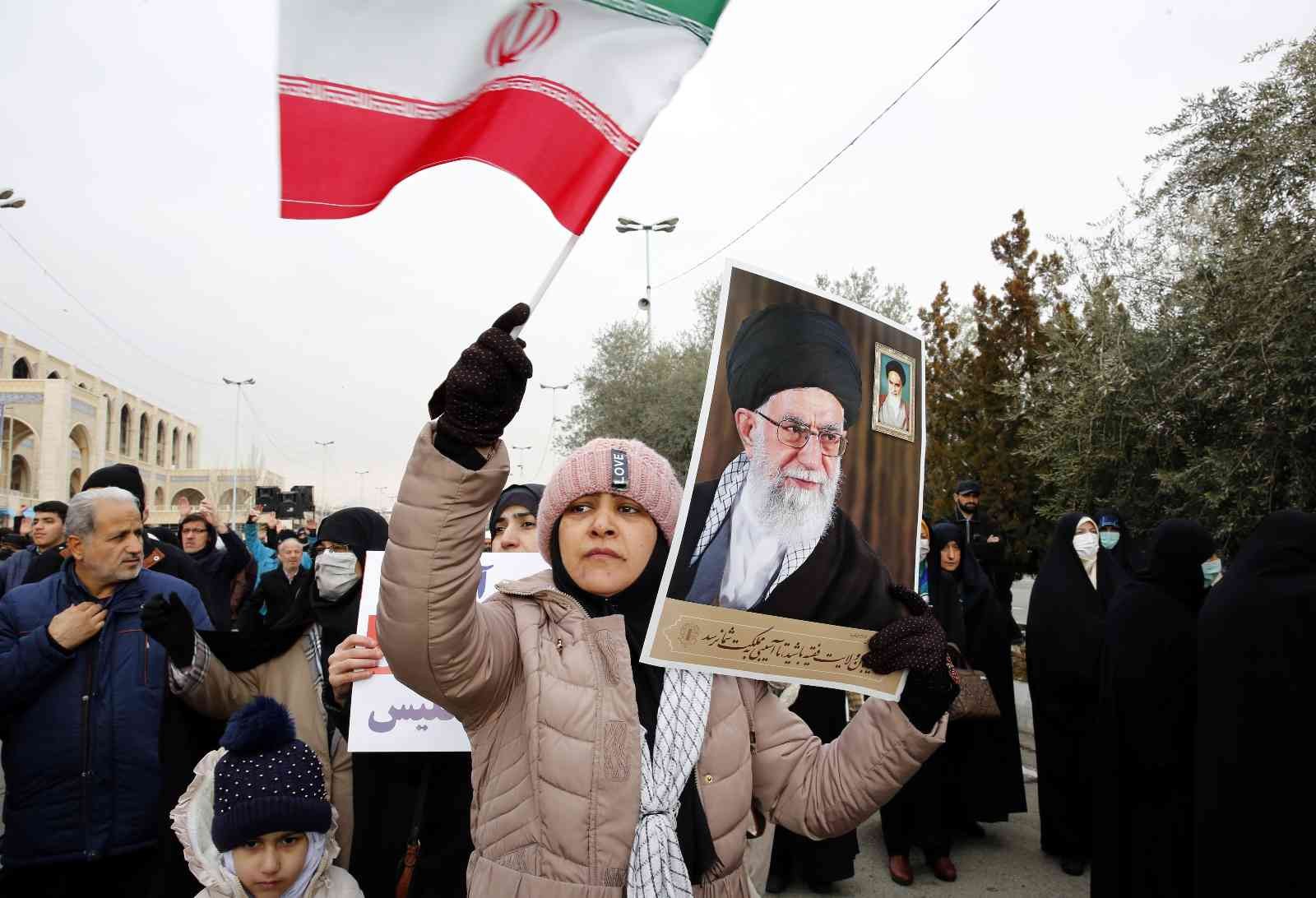 Tahran’da hükümete destek gösterisi: “Hepimiz Hamaney’in askeriyiz”