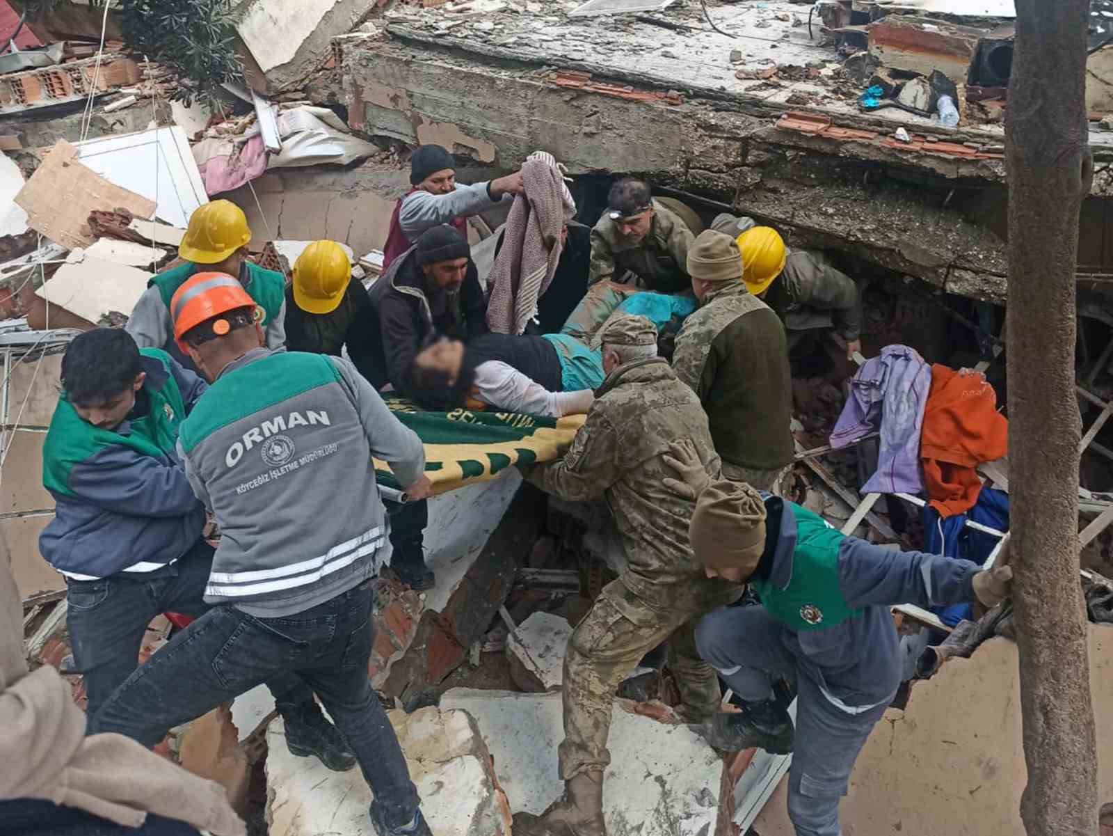 Ateş savaşçıları deprem bölgesinde hayat kurtarıyor