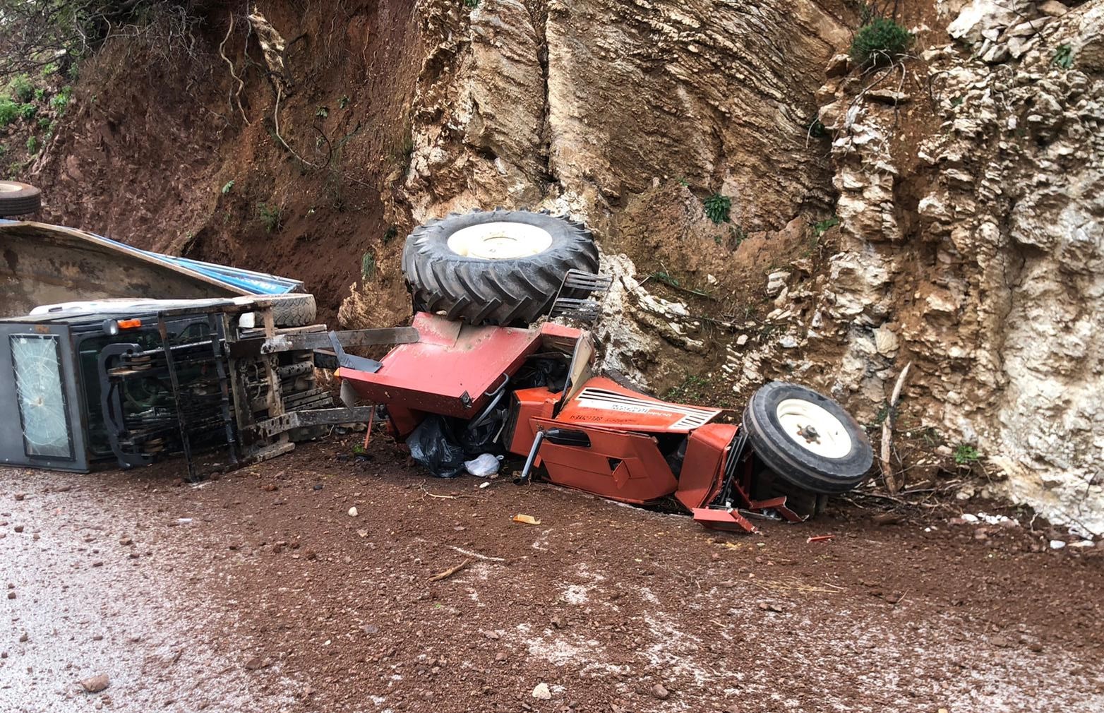 Belediyeye ait traktör kaza yaptı