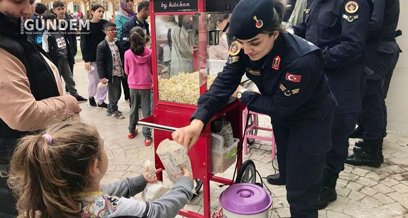 Jandarma’dan depremzede çocuklara moral ziyareti