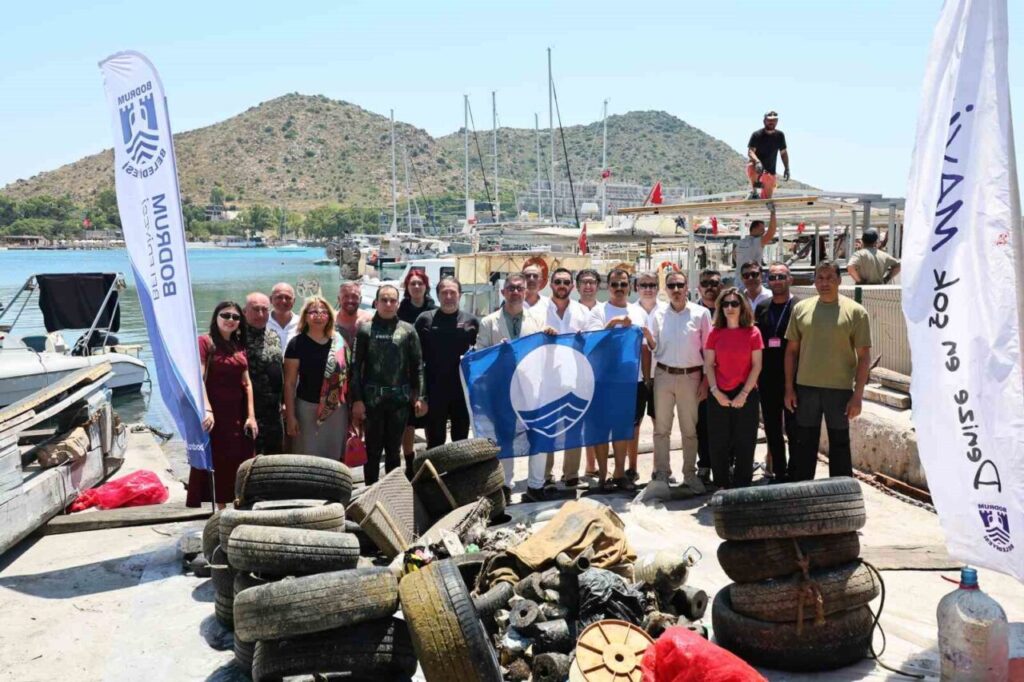 Akyarlar ’da Denizden 850 Kg Atık Çıkarıldı