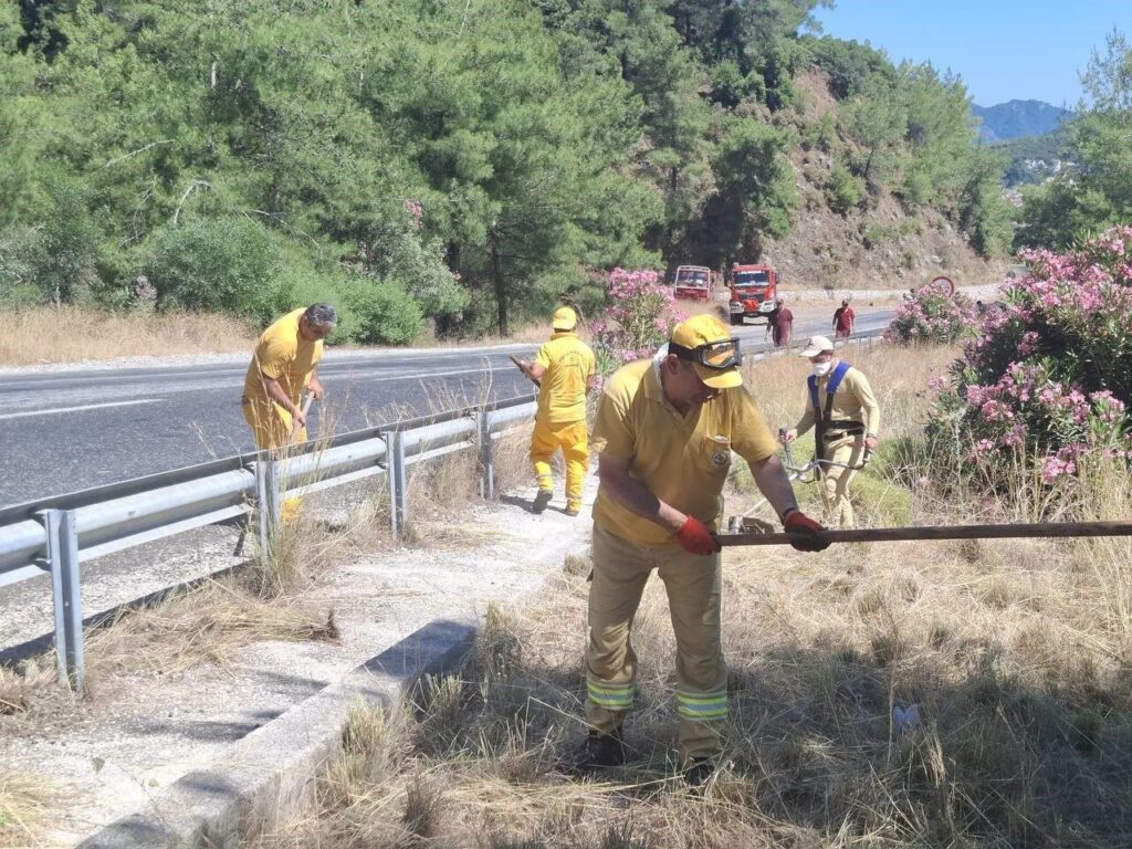 Marmaris’te orman yangınlarına karşı yol kenarlarında yoğun mesai