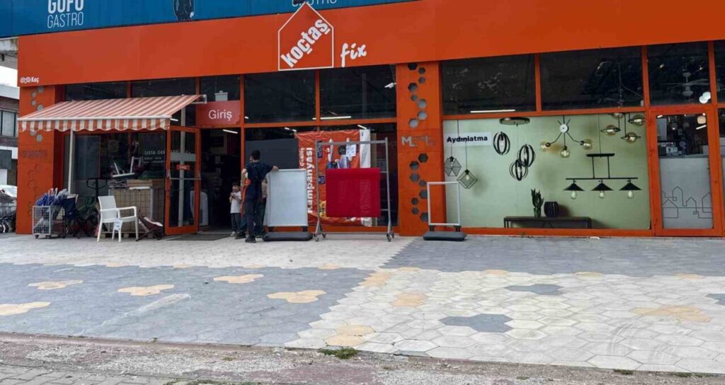 Muğla’da Koç Holding’e bağlı Koçtaş’a taşlı saldırı