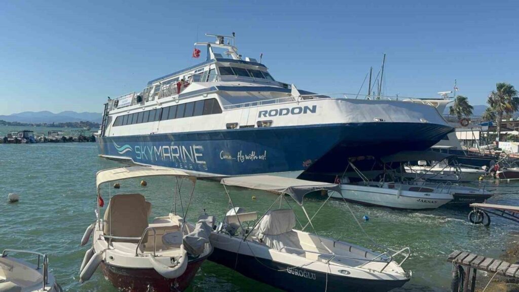 Rodos seferi yapan feribot Fethiye’de karaya oturdu