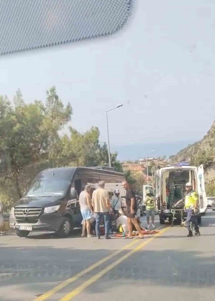 Ağabeyinin kullandığı araçtan kazada yola savrulan genç hayatını kaybetti