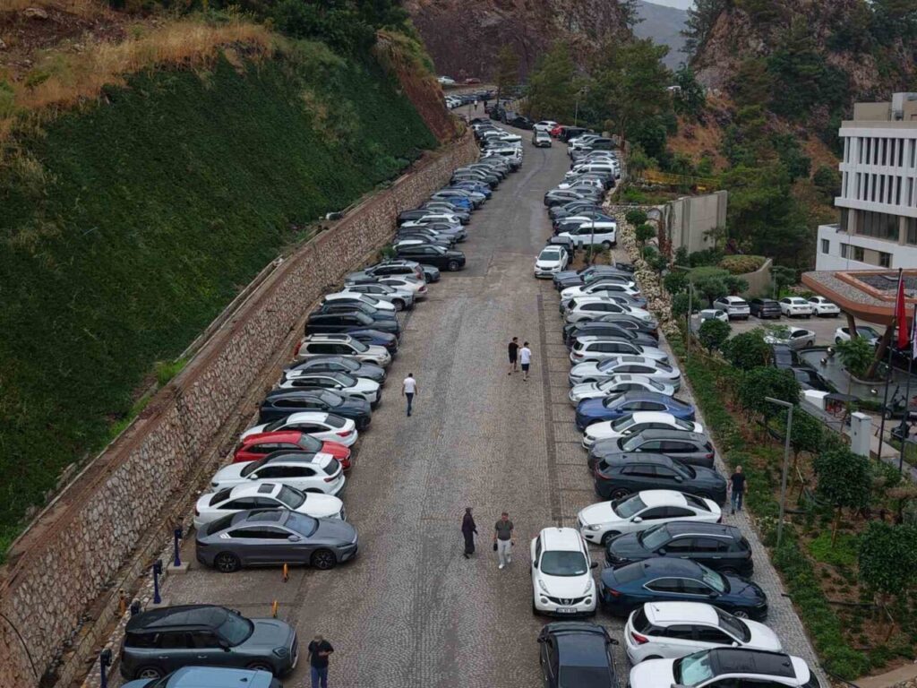 (BEKLEYECEK PAZARTESİ) Marmaris’te dikkat çeken tablo: Otellerde doluluk sorunu yaşanırken bu tesisin kapısında araç kuyruğu oluştu