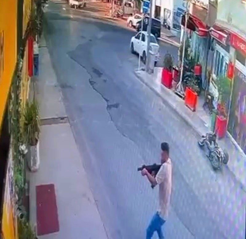 Sevgilisinin çalıştığı işletmeye tüfekle ateş açtı