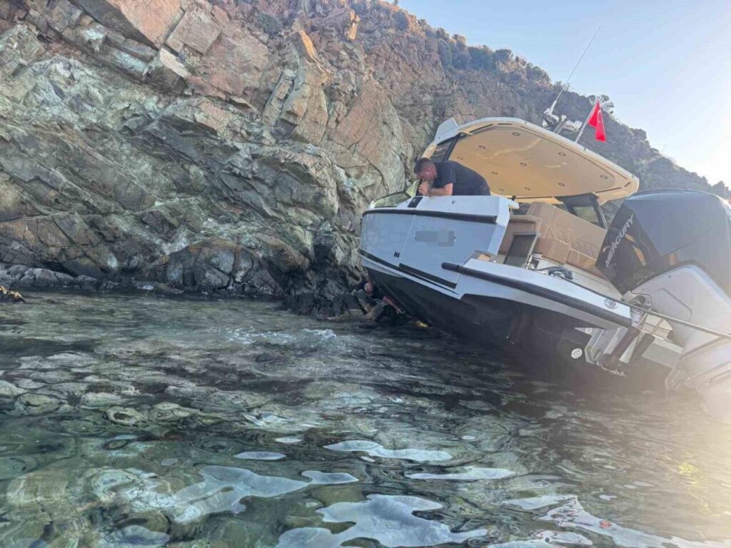 Sürüklenen tekne kayalıklara çarptı